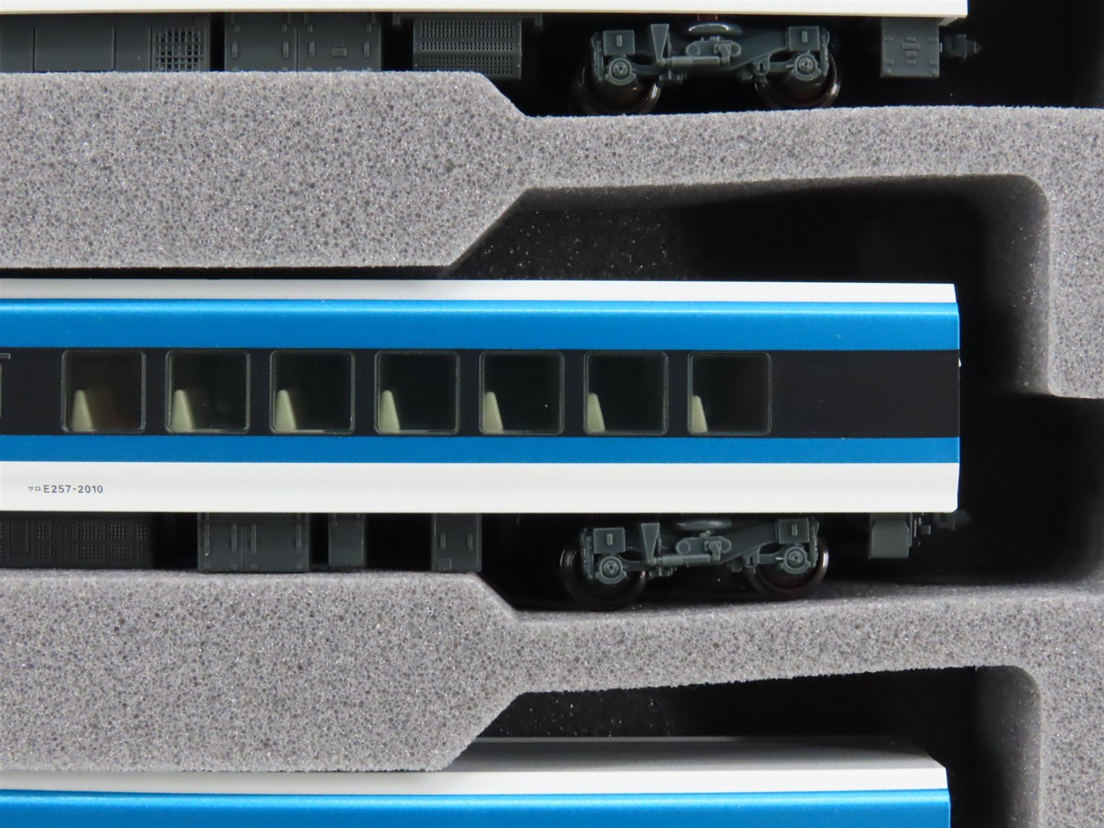 N Scale Kato 10-1613 E257 2500 Series 