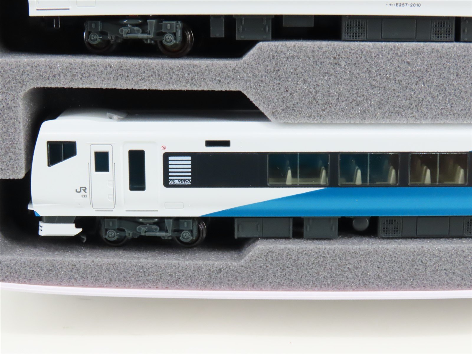 N Scale Kato 10-1613 E257 2500 Series 