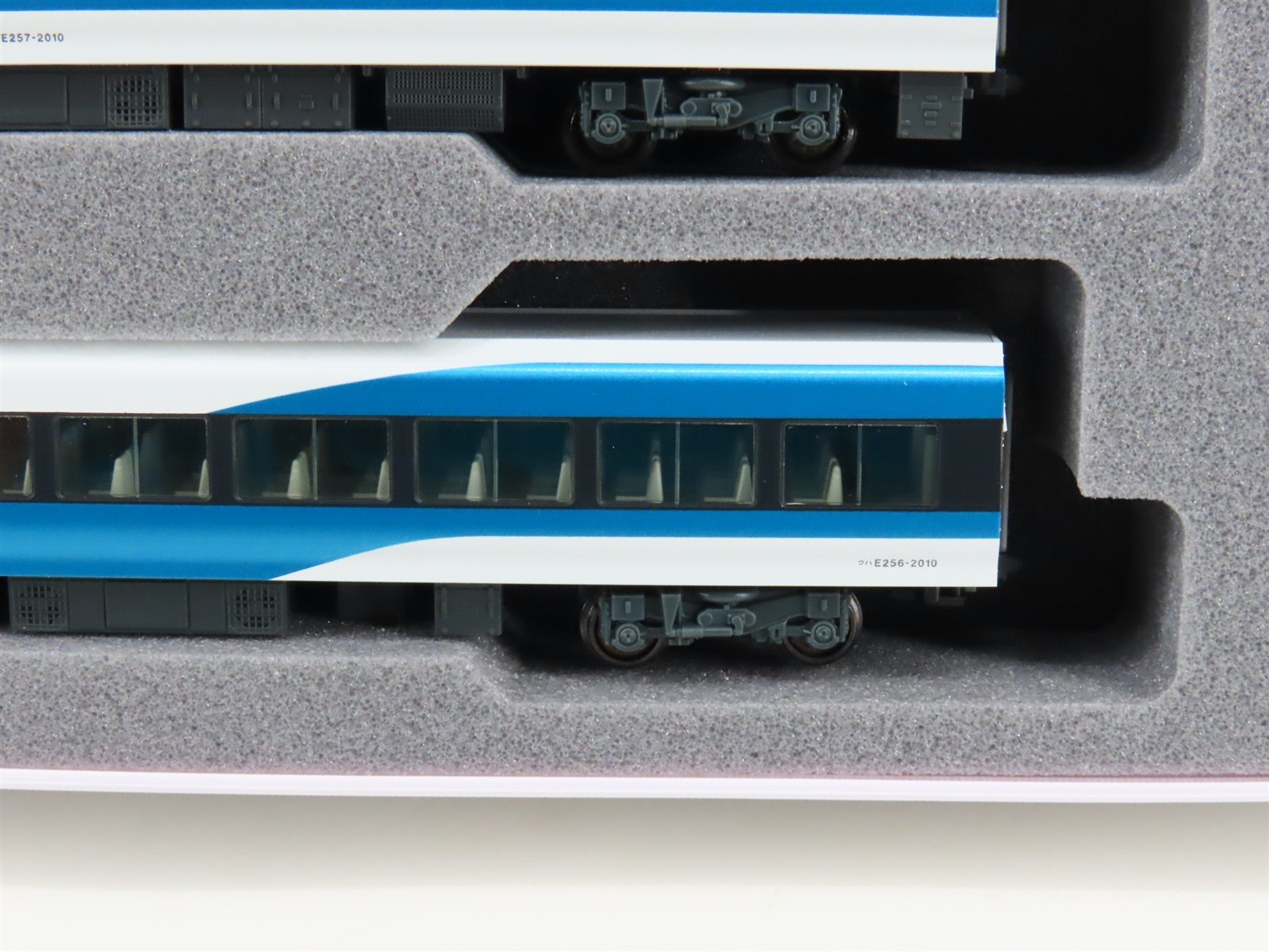 N Scale Kato 10-1613 E257 2500 Series 