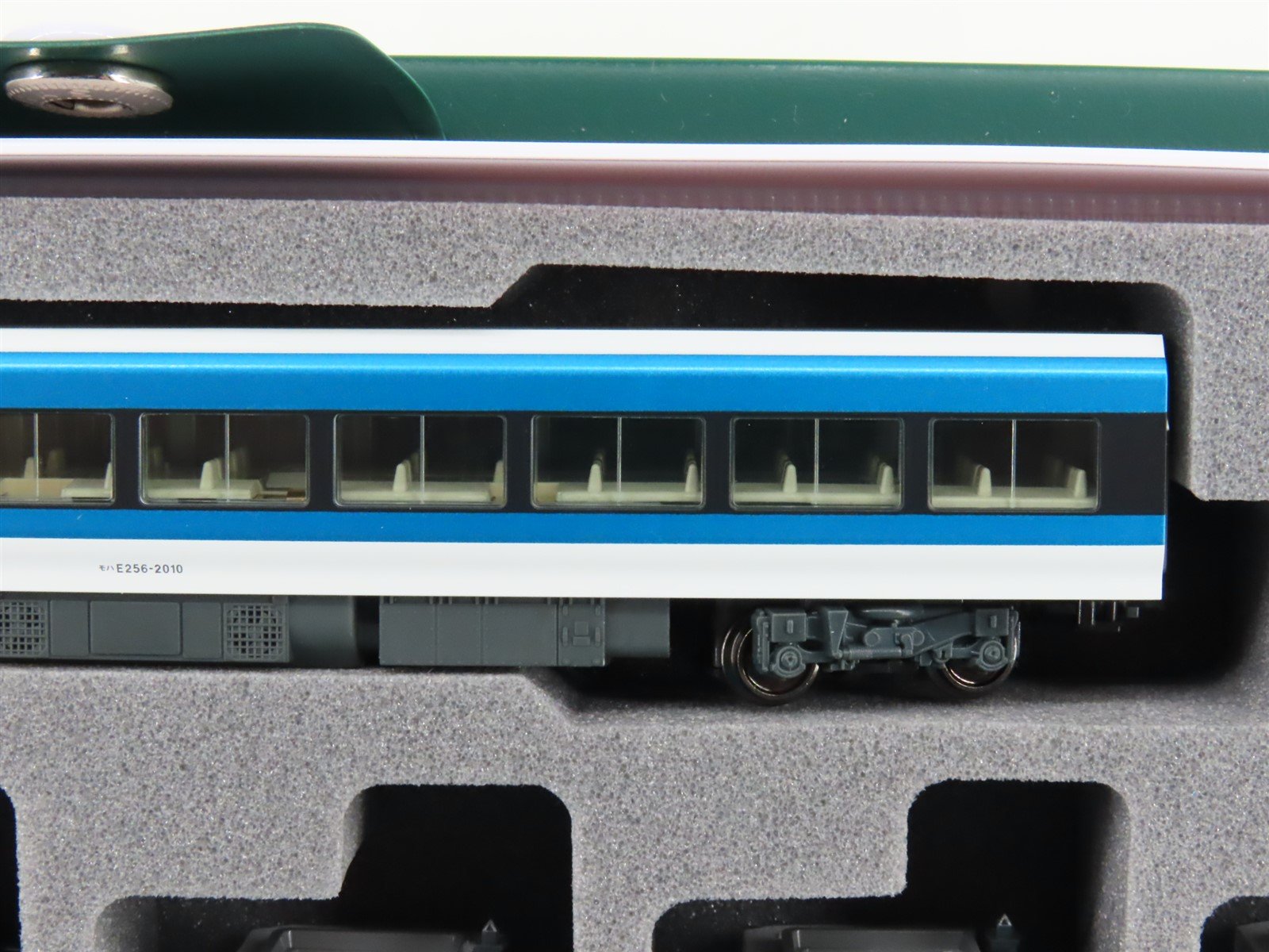 N Scale Kato 10-1613 E257 2500 Series 