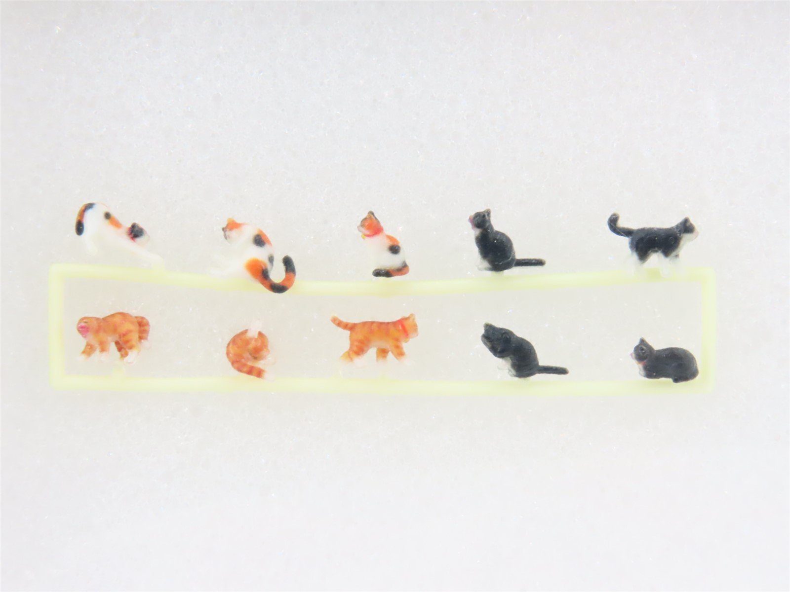 N 1/150 Scale KATO Figu-Animal 24-710 Maneki-Neko Beckoning Cat & 10 Cat Figures