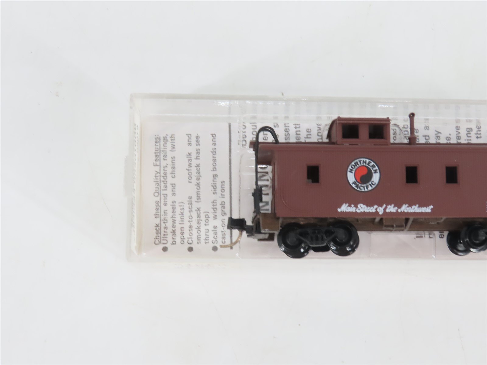 N Kadee Micro-Trains MTL 51050 NP Northern Pacific Main Street 34' Caboose #1653