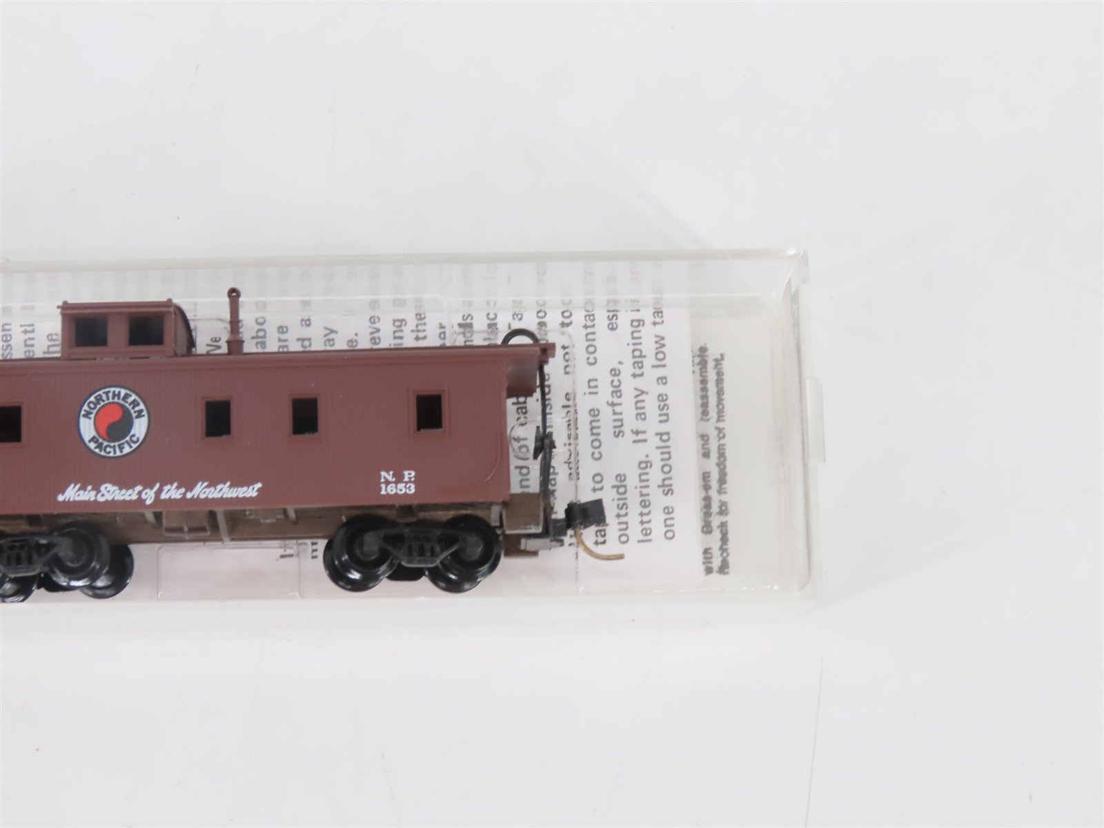 N Kadee Micro-Trains MTL 51050 NP Northern Pacific Main Street 34' Caboose #1653