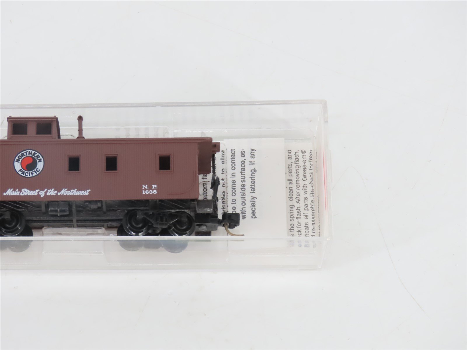 N Scale Micro-Trains MTL 51050 NP Northern Pacific Main Street 34' Caboose #1638