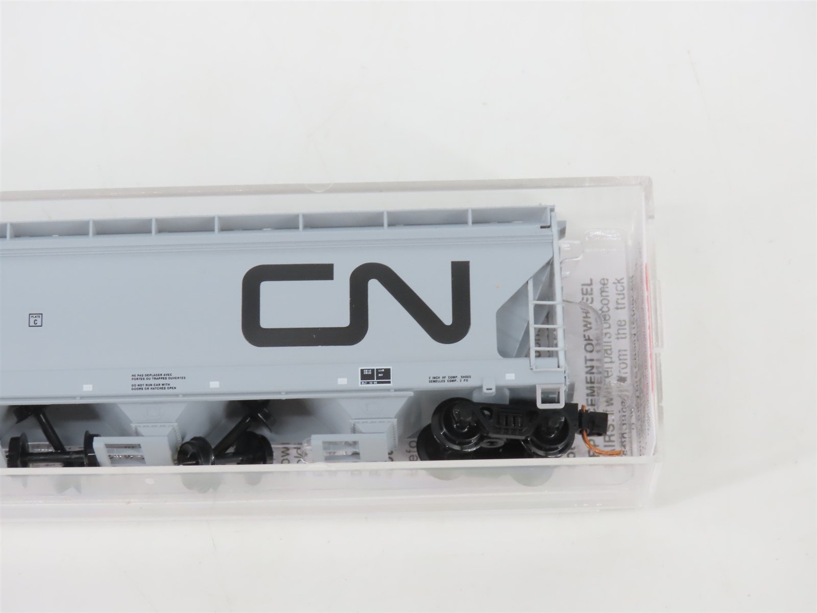 N Micro-Trains MTL 09400230 CN Canadian National 3-Bay Centerflow Hopper #388531