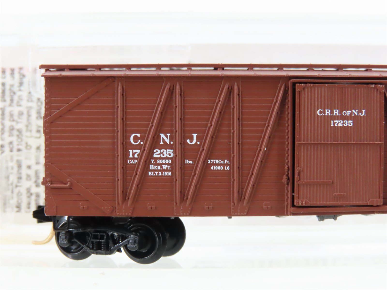 N Scale Micro-Trains 28040 CNJ Jersey Central 40' Braced Boxcar #17235