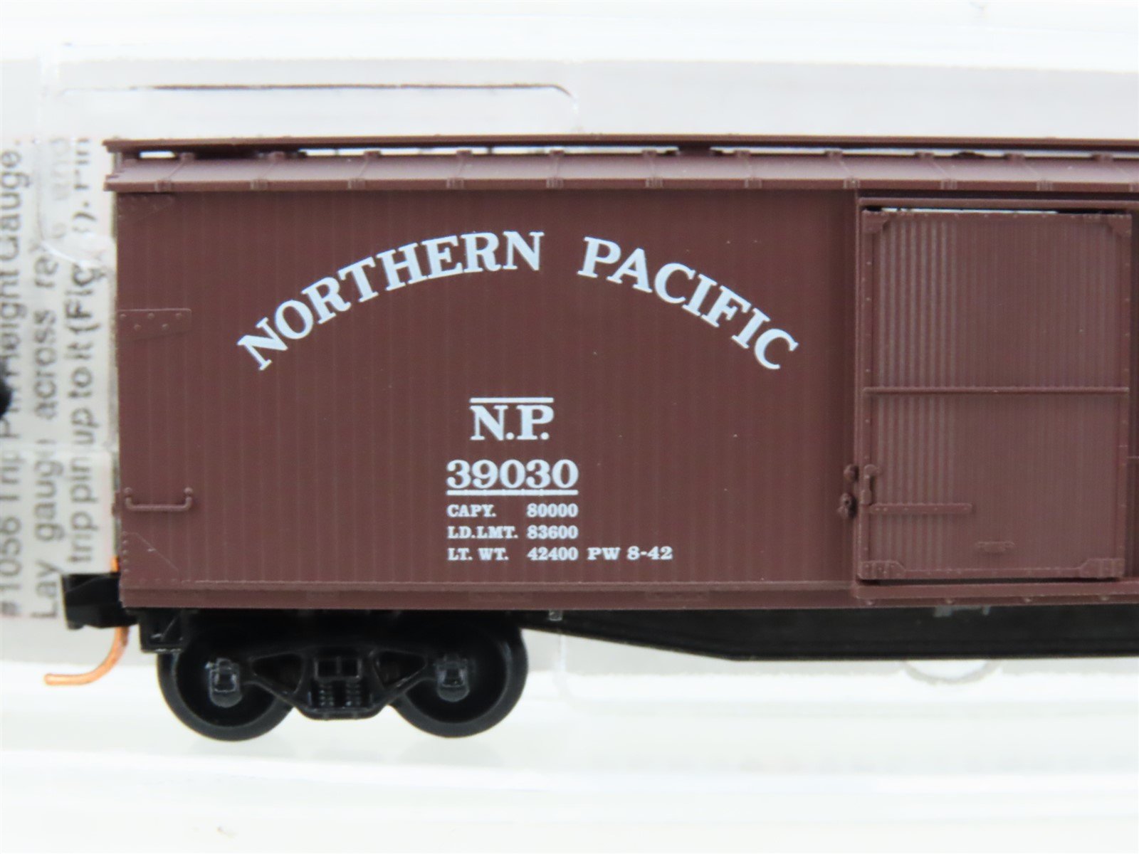 N Micro-Trains MTL 03900030 NP Northern Pacific 40' Standard Boxcar #39030
