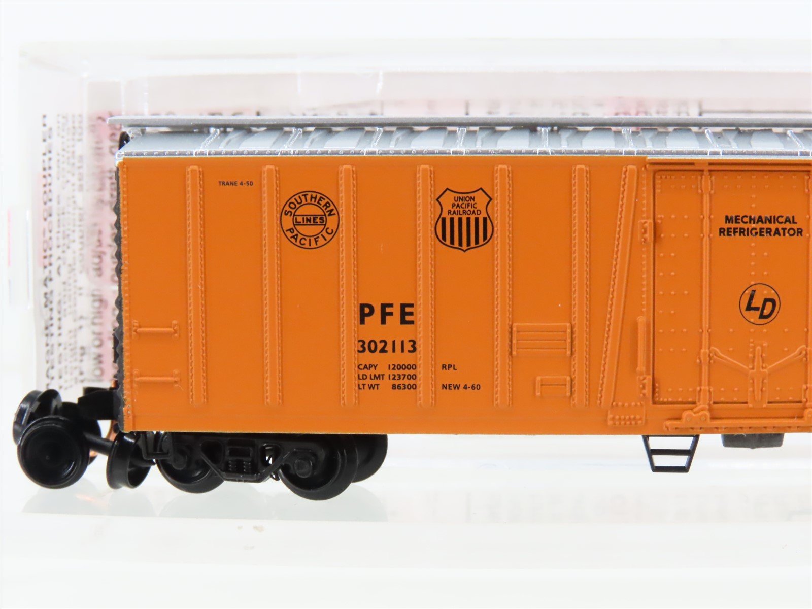 N Micro-Trains MTL 70010 PFE Pacific Fruit Express Mechanical Reefer #302113