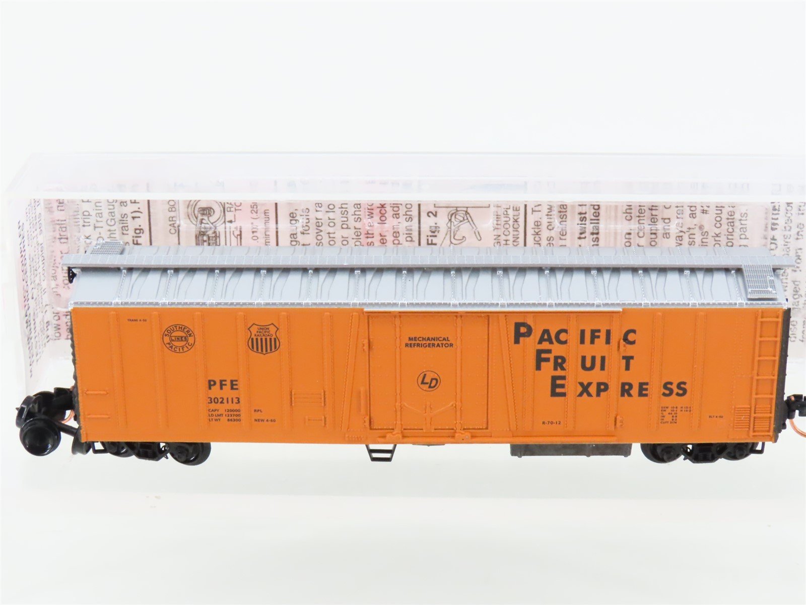 N Micro-Trains MTL 70010 PFE Pacific Fruit Express Mechanical Reefer #302113