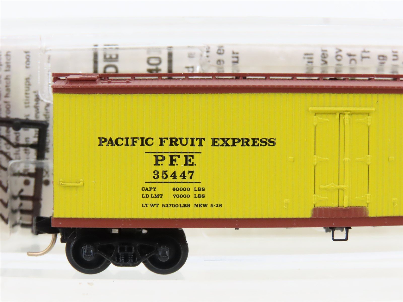 N Scale Micro-Trains MTL 49180 SP PFE Pacific Fruit Express 40' Reefer #35447