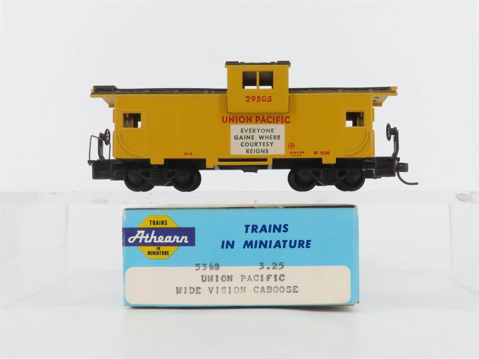 HO Scale Athearn 5368 UP Union Pacific Wide Vision Caboose #29505 - BUILT