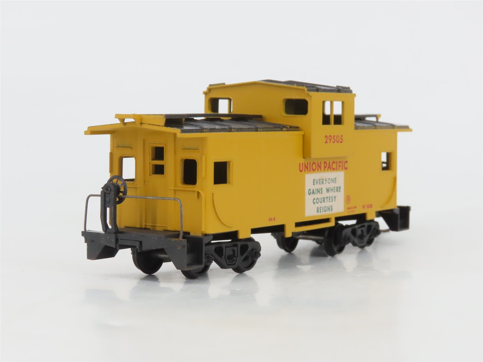 HO Scale Athearn 5368 UP Union Pacific Wide Vision Caboose #29505 - BUILT