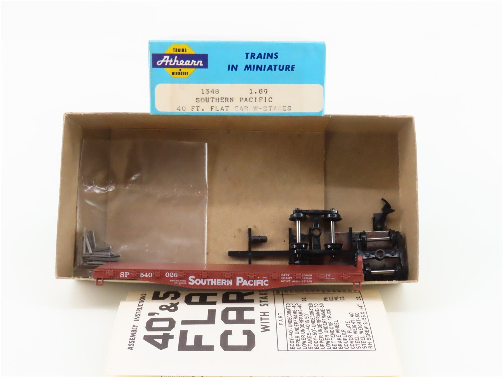 HO Scale Athearn Kit 1348 SP Southern Pacific 40' Flat Car #540026 w/ Stakes