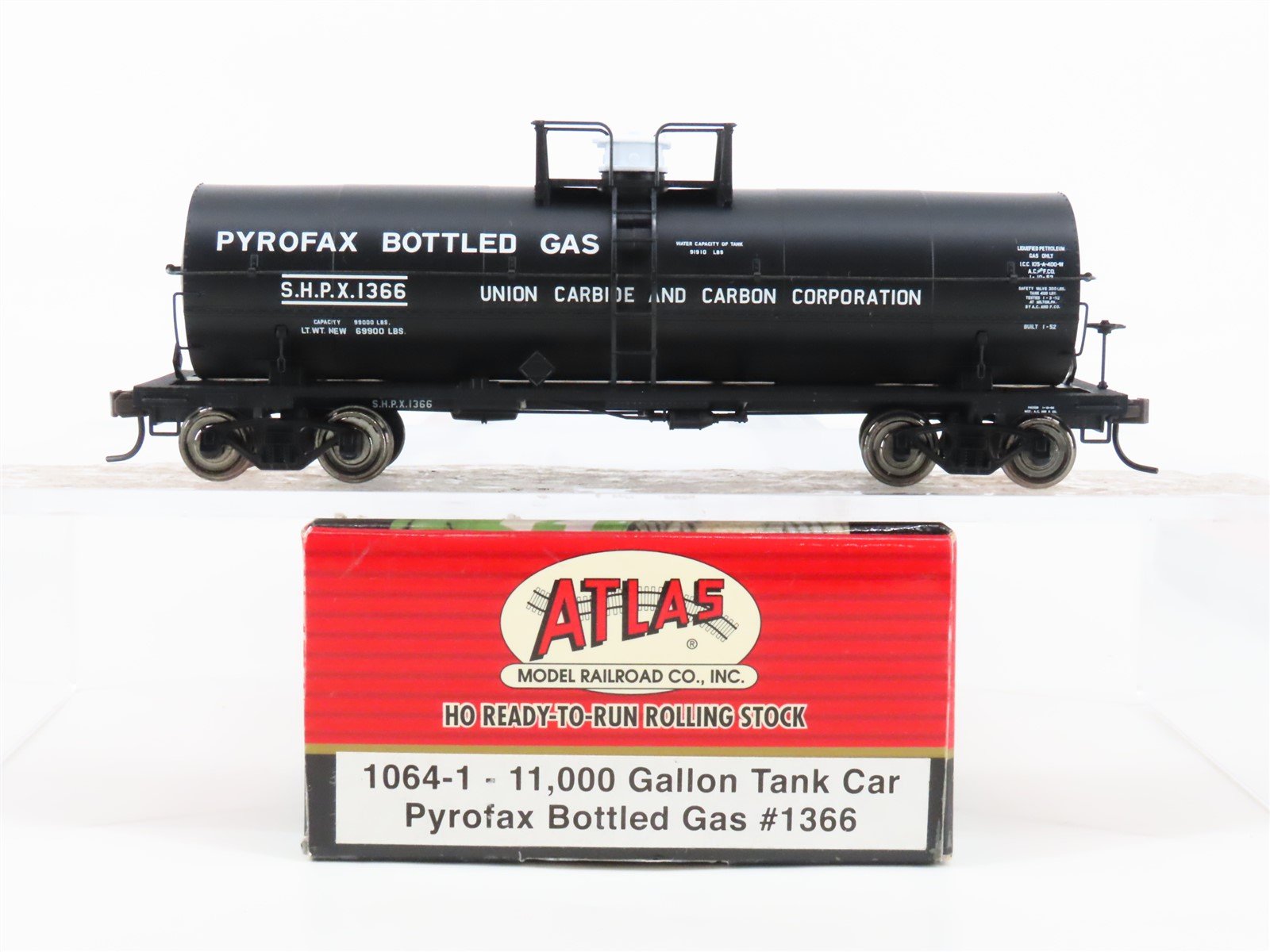 HO Scale Atlas 1064-1 SHPX Pyrofax Bottled Gas 11,000 Gallon Tank Car #1366