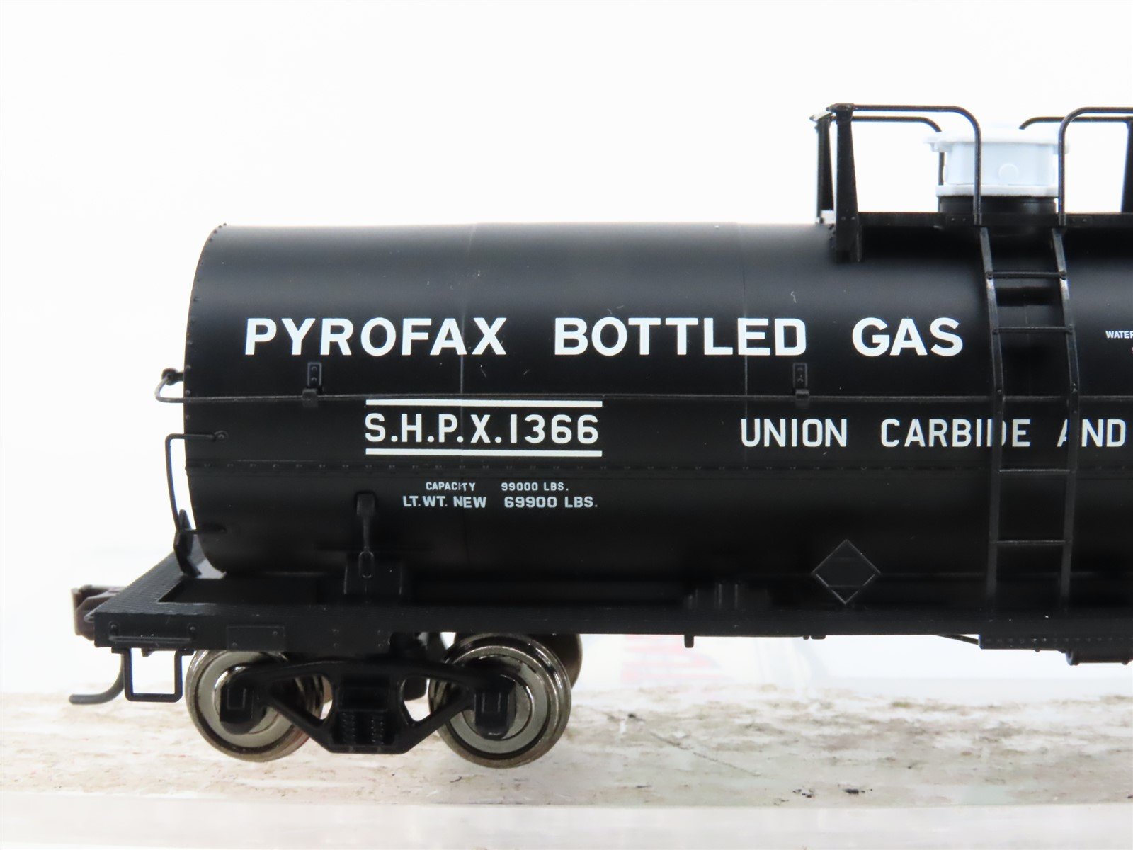 HO Scale Atlas 1064-1 SHPX Pyrofax Bottled Gas 11,000 Gallon Tank Car #1366