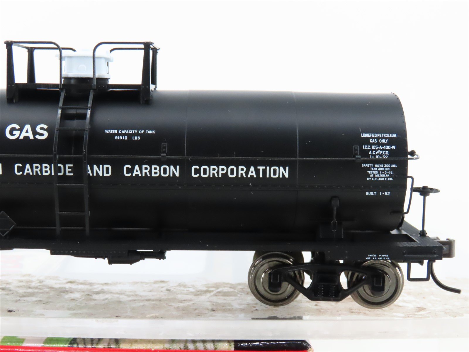 HO Scale Atlas 1064-1 SHPX Pyrofax Bottled Gas 11,000 Gallon Tank Car #1366