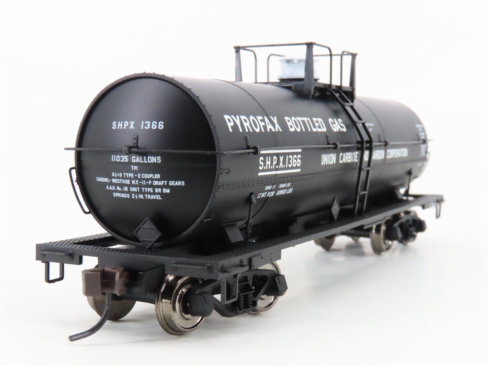 HO Scale Atlas 1064-1 SHPX Pyrofax Bottled Gas 11,000 Gallon Tank Car #1366