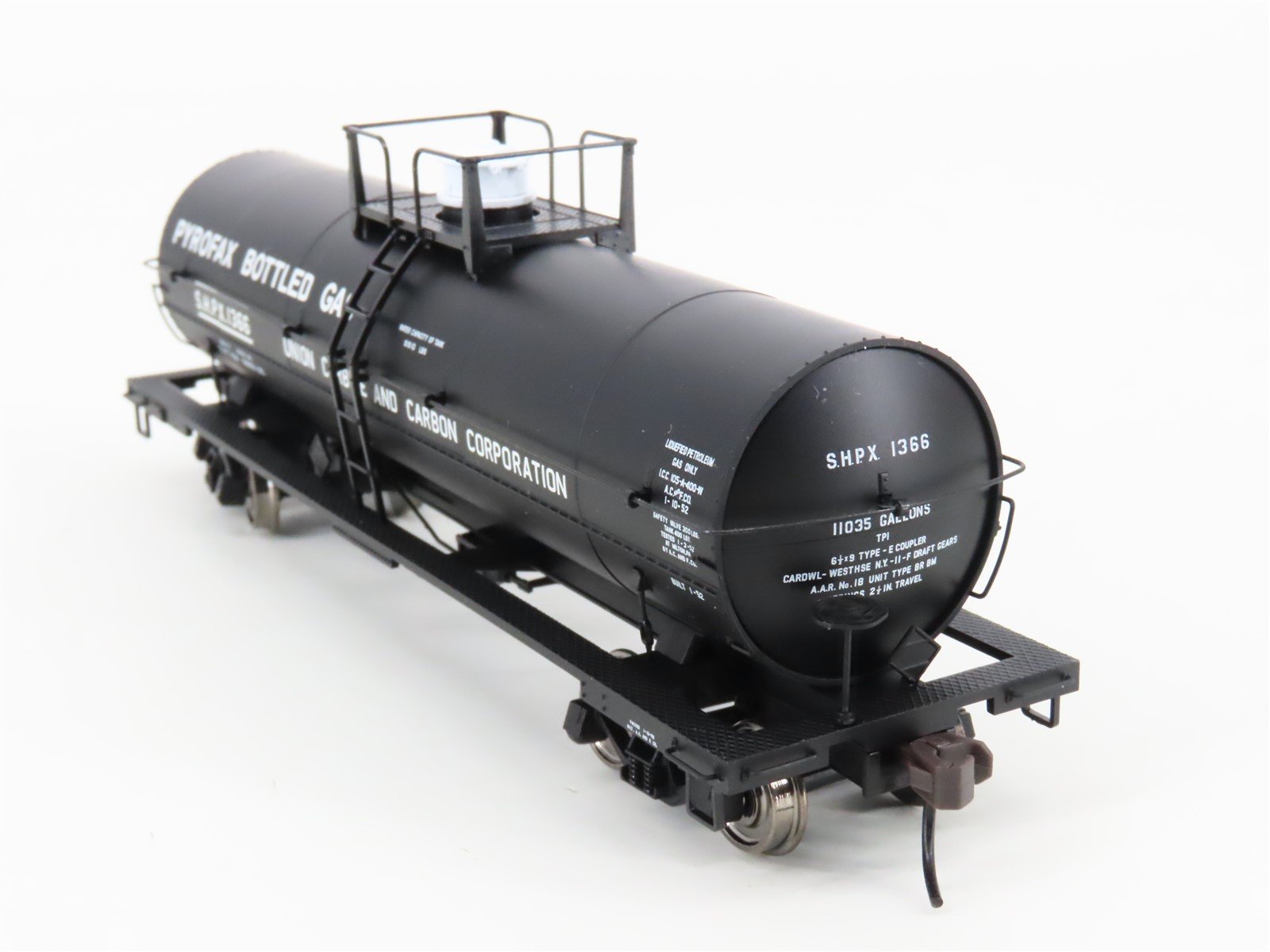 HO Scale Atlas 1064-1 SHPX Pyrofax Bottled Gas 11,000 Gallon Tank Car #1366
