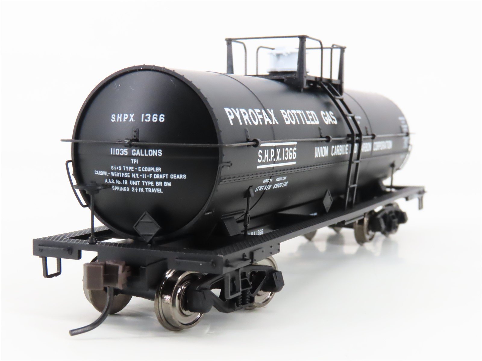 HO Scale Atlas 1064-1 SHPX Pyrofax Bottled Gas 11,000 Gallon Tank Car #1366