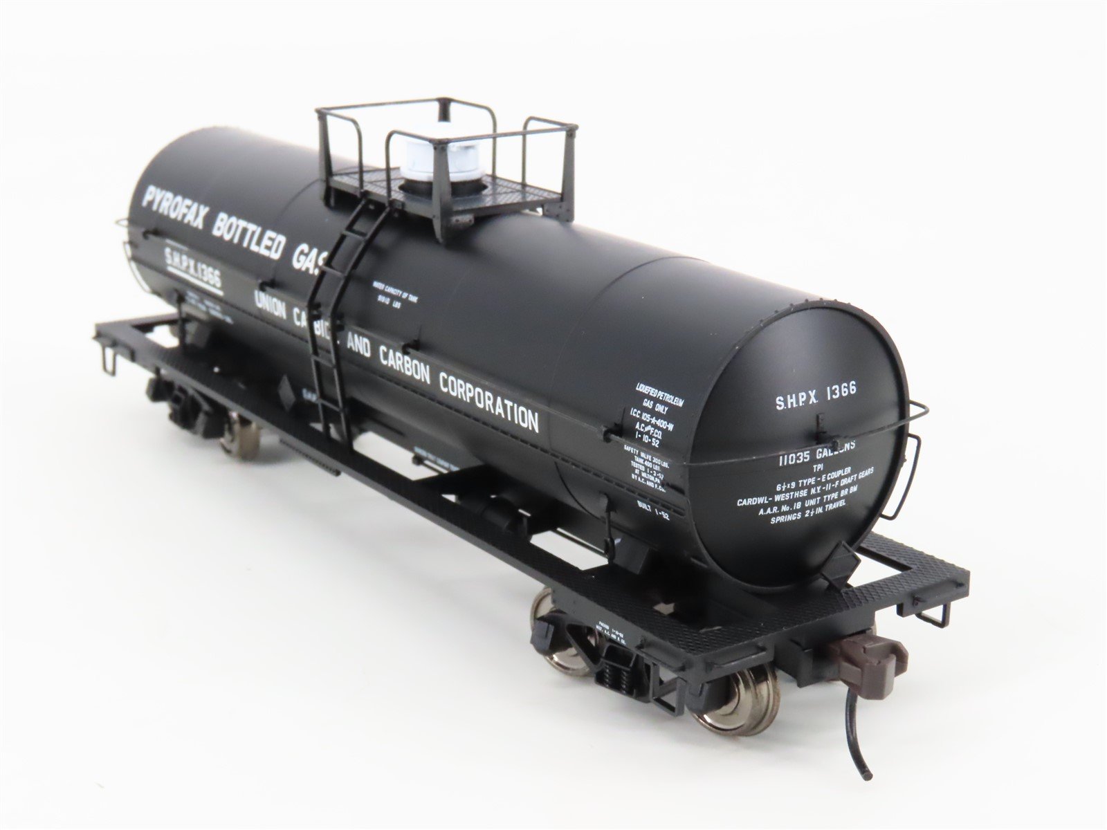 HO Scale Atlas 1064-1 SHPX Pyrofax Bottled Gas 11,000 Gallon Tank Car #1366