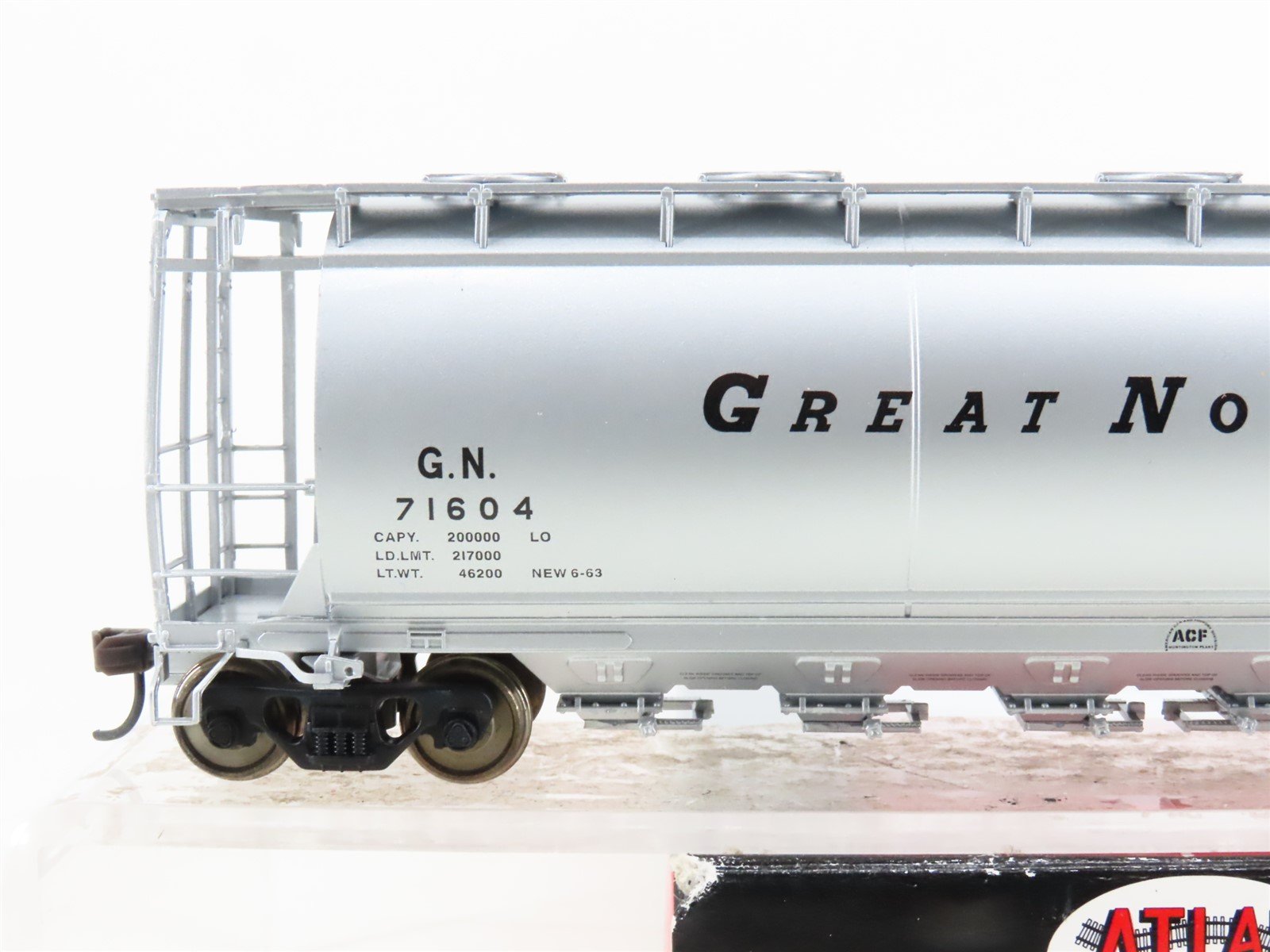 HO Scale Atlas #1962-1 GN Great Northern Railway 6-Bay Cylindrical Hopper #71604