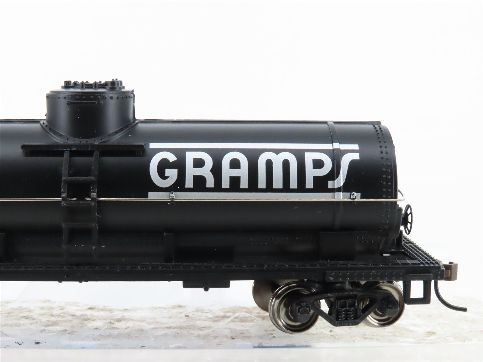 HO Scale Bachmann Silver Series 17832 UTLX Gramps 40' Single Dome Tank Car 11050