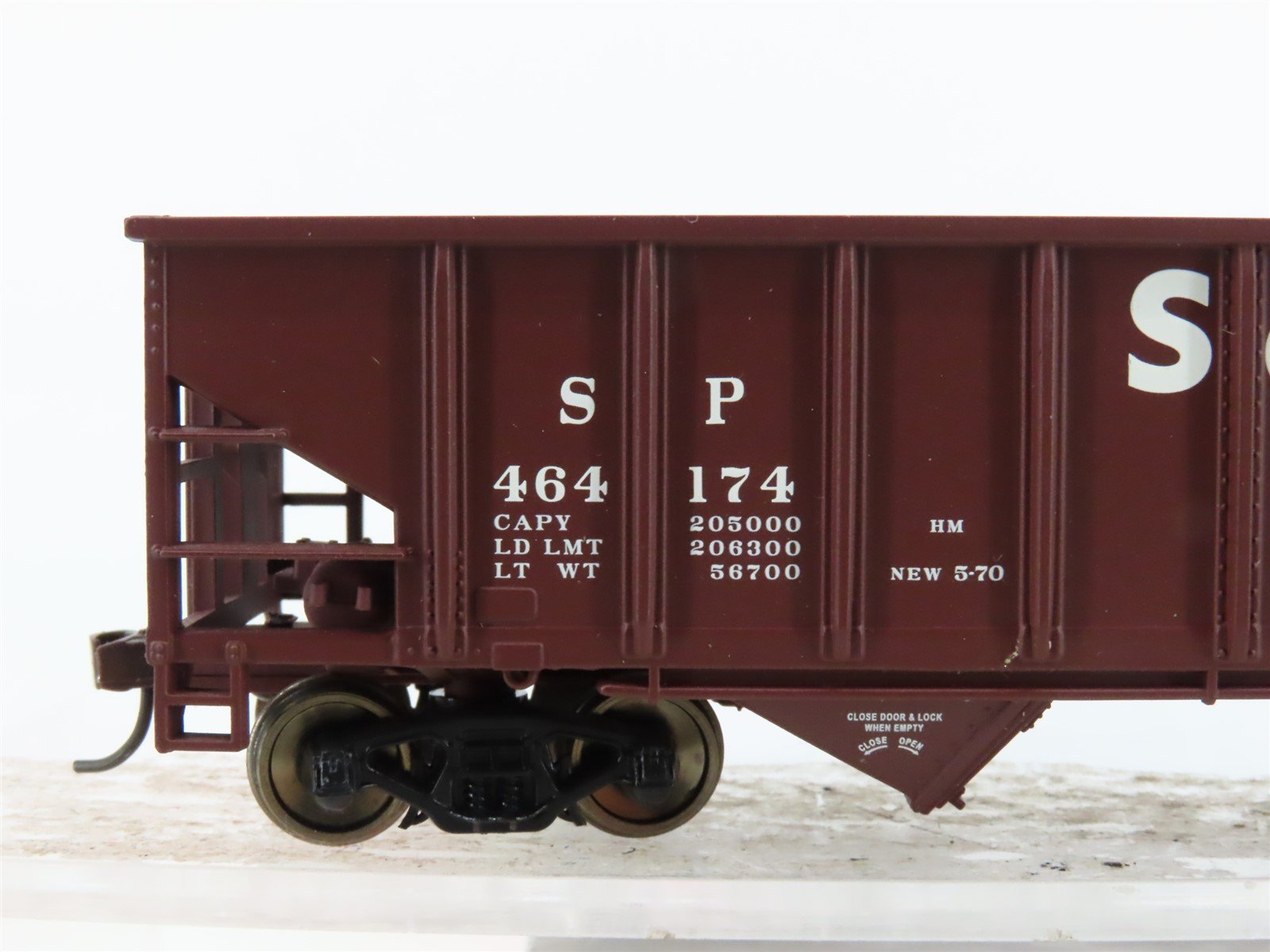 HO Scale Walthers Trainline 931-1644 SP Southern Pacific 2-Bay Hopper #464174