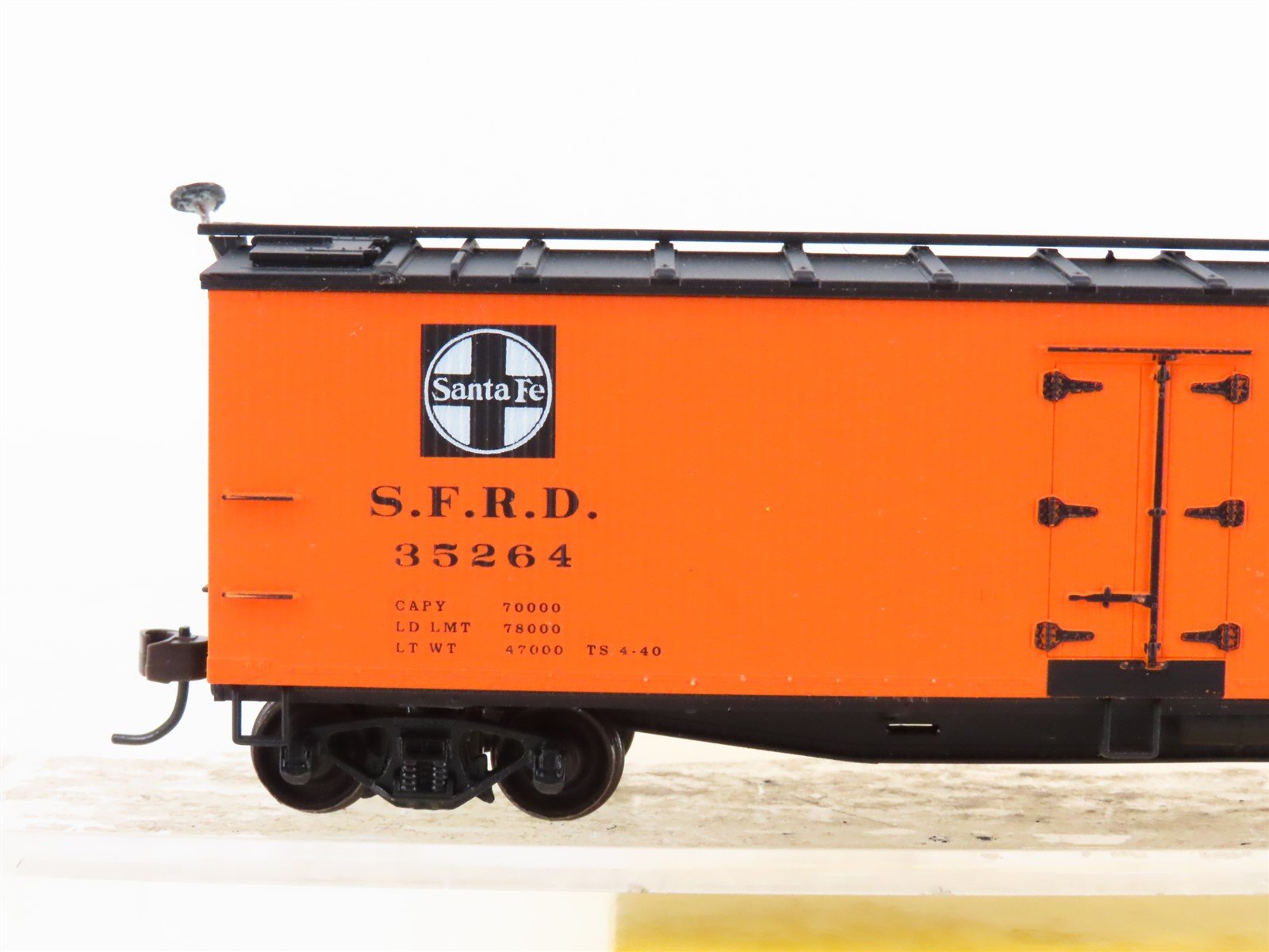 HO Scale Accurail 4814 SFRD Santa Fe Railroad 40' Wood Reefer #35264 - BUILT