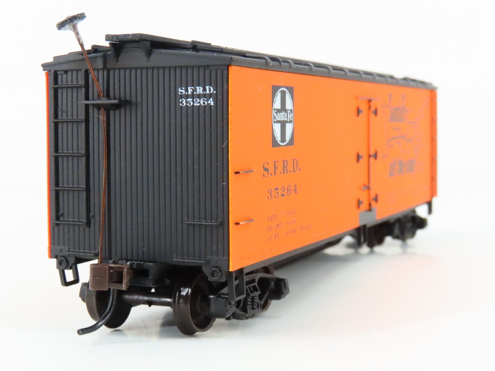 HO Scale Accurail 4814 SFRD Santa Fe Railroad 40' Wood Reefer #35264 - BUILT