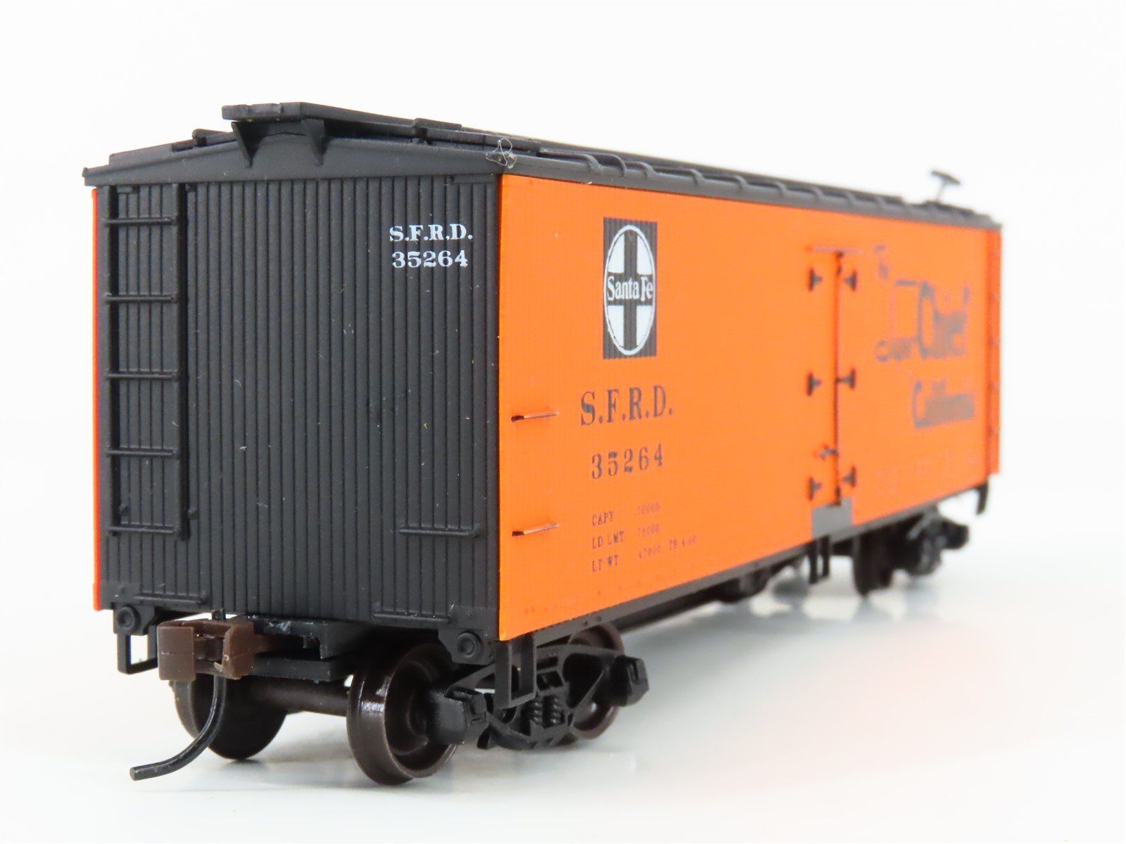 HO Scale Accurail 4814 SFRD Santa Fe Railroad 40' Wood Reefer #35264 - BUILT