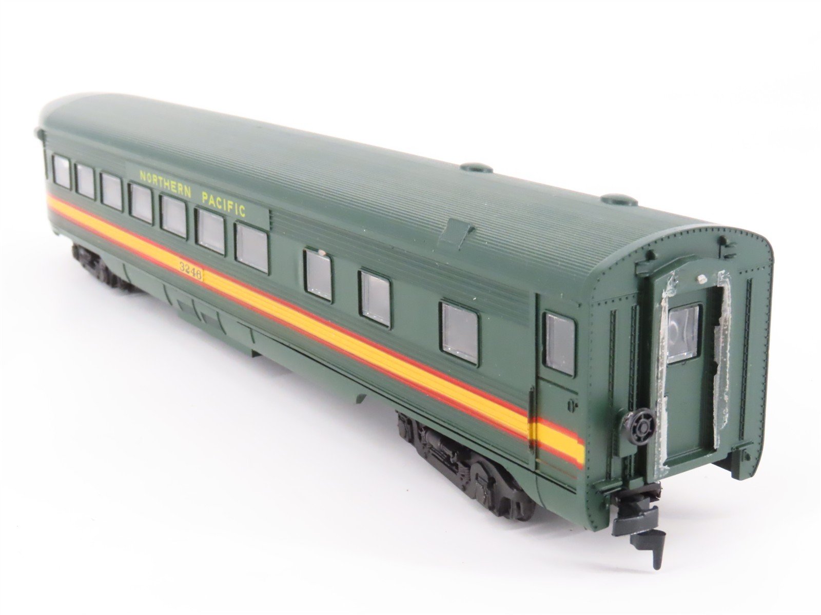 HO Scale Athearn 1836 NP Northern Pacific Obs Passenger Car #3246