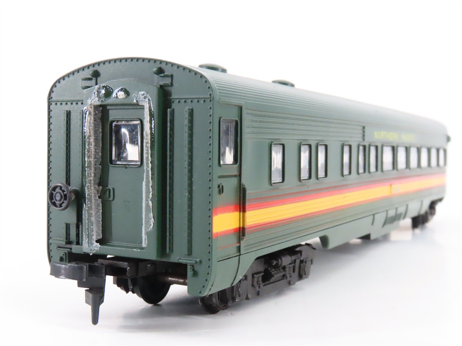 HO Scale Athearn 1836 NP Northern Pacific Obs Passenger Car #3246