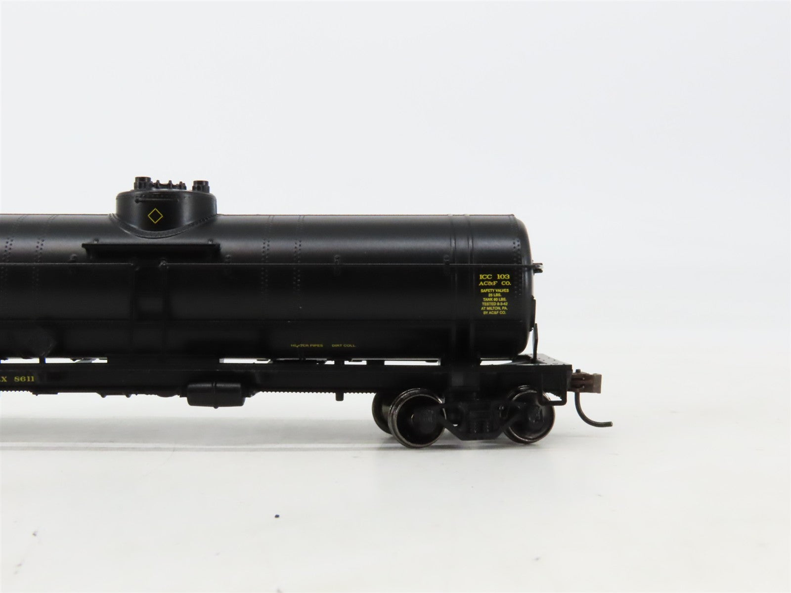 HO Scale Athearn 7312 UTLX Union Tank Car Co. Single Dome Tank Car 86116