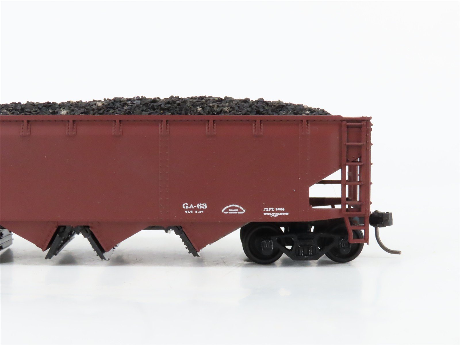 HO Scale Athearn 1758 ATSF Santa Fe 4-Bay Open Hopper #183068 w/Coal Load