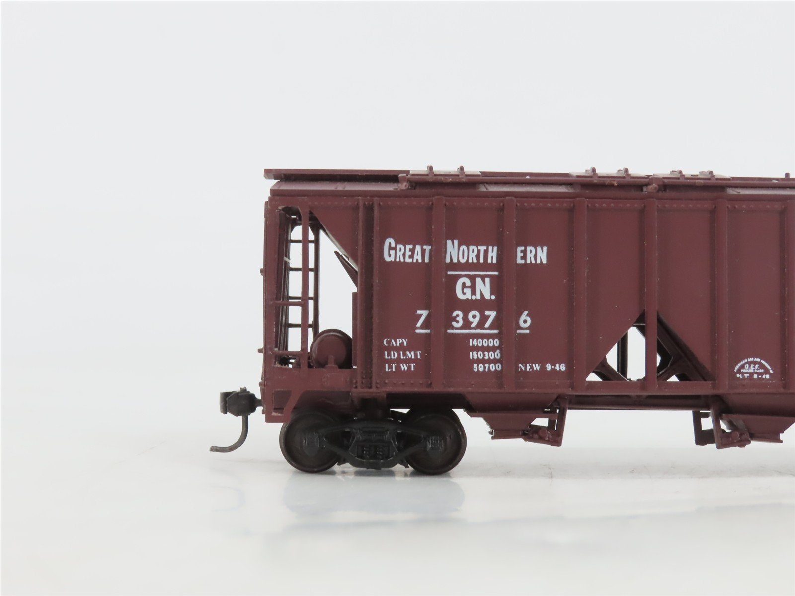 HO Scale E&B Valley 5003 GN Great Northern 2-Bay Covered Hopper #73976 - BUILT