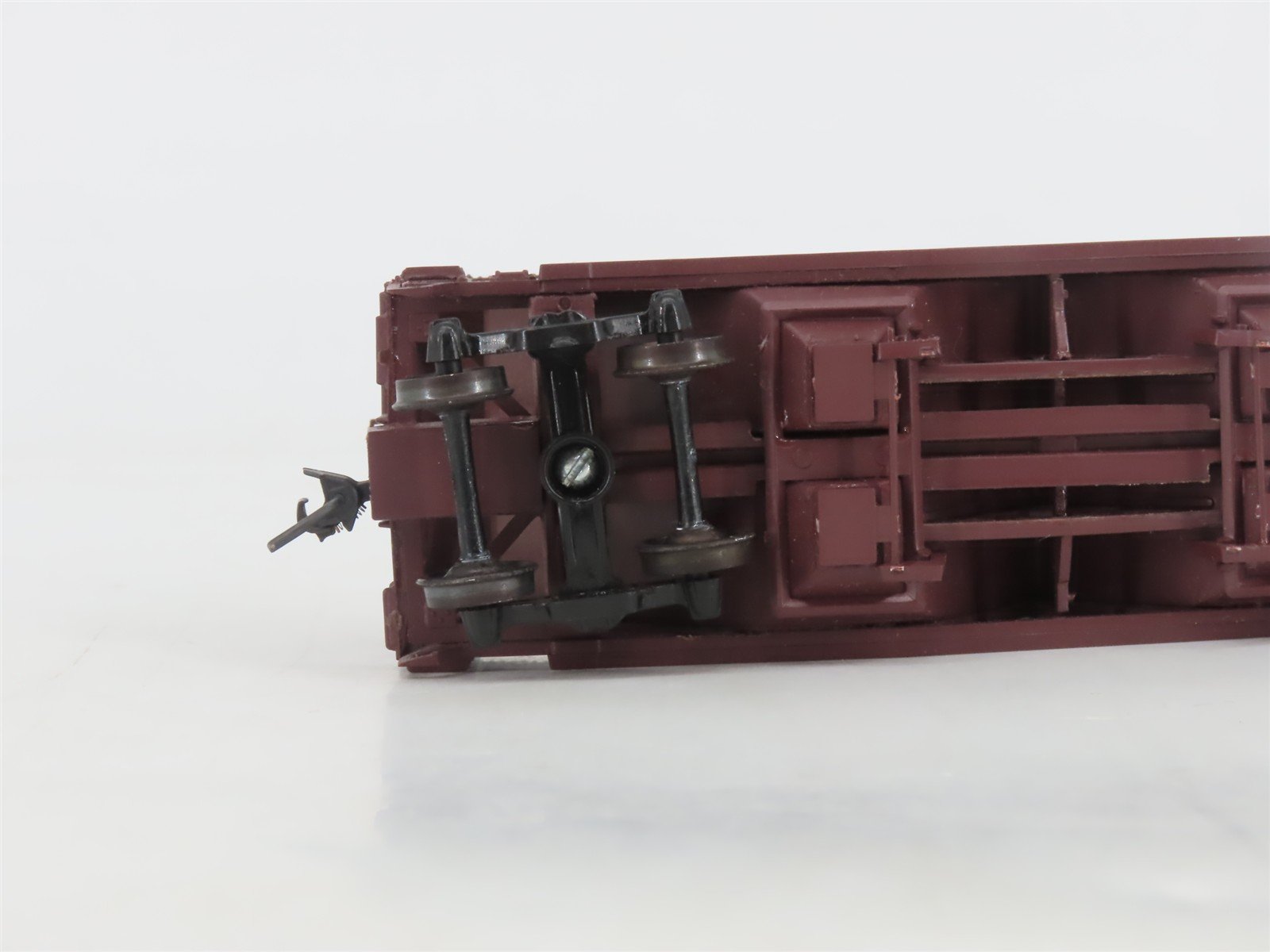 HO Scale E&B Valley 5003 GN Great Northern 2-Bay Covered Hopper #73976 - BUILT