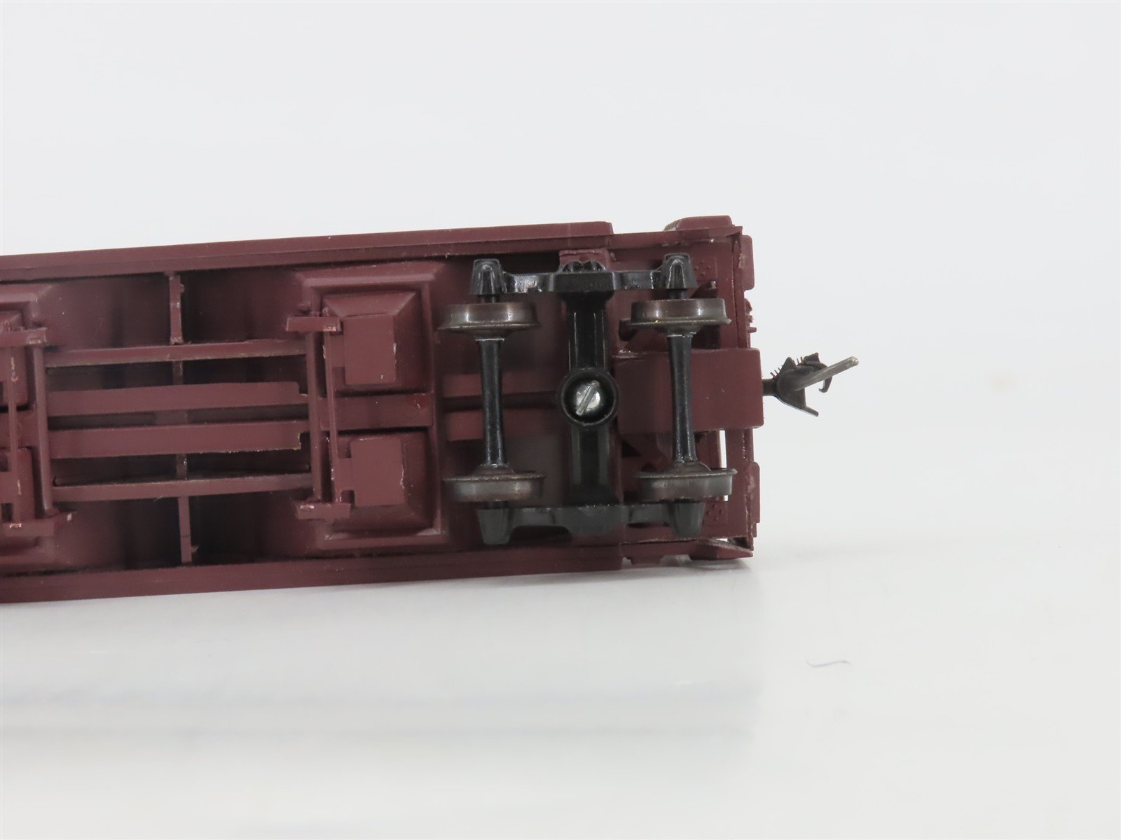 HO Scale E&B Valley 5003 GN Great Northern 2-Bay Covered Hopper #73976 - BUILT