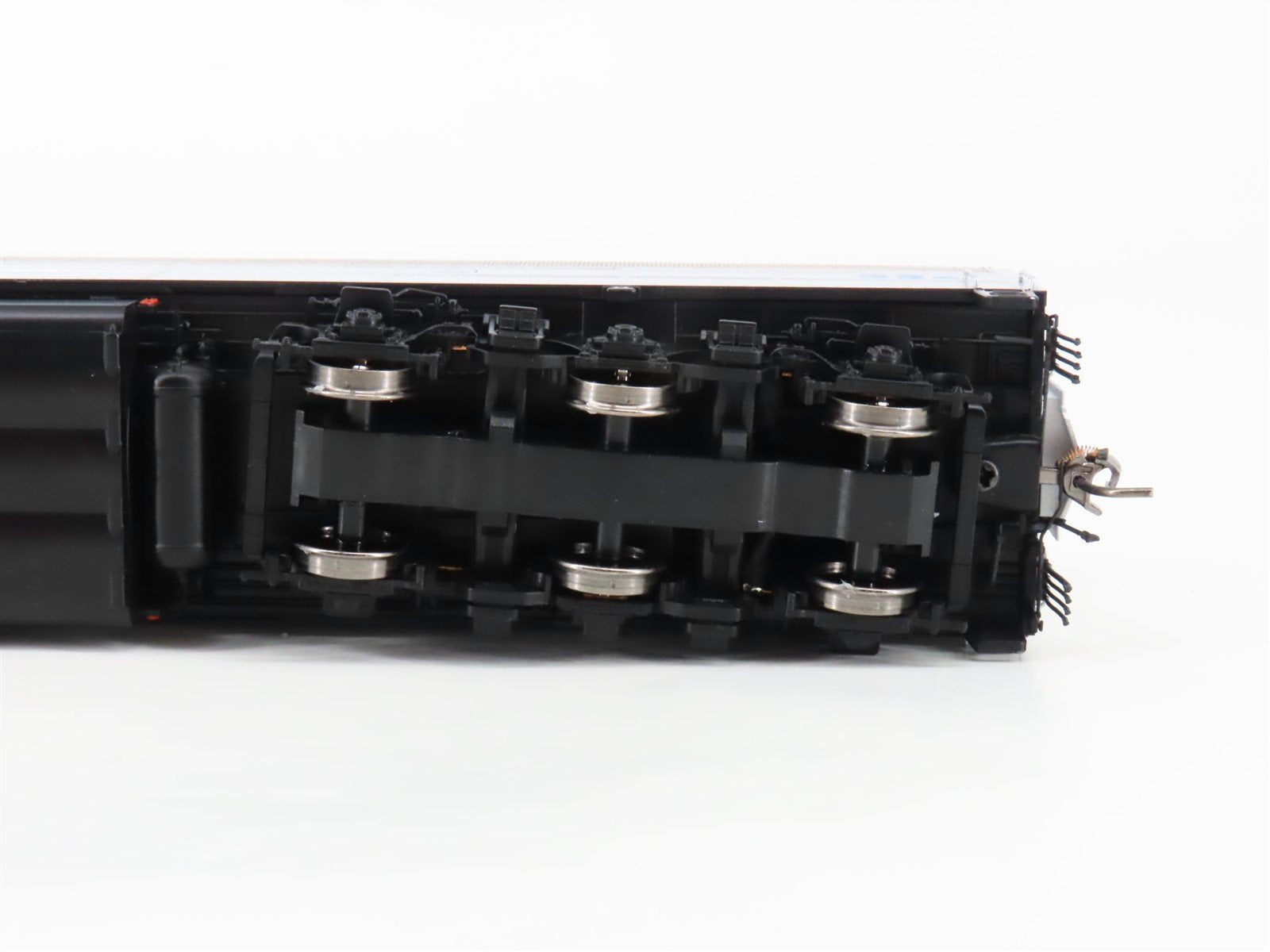 HO Scale Rapido 28004 Amtrak E8A Phase I Diesel Locomotive #324