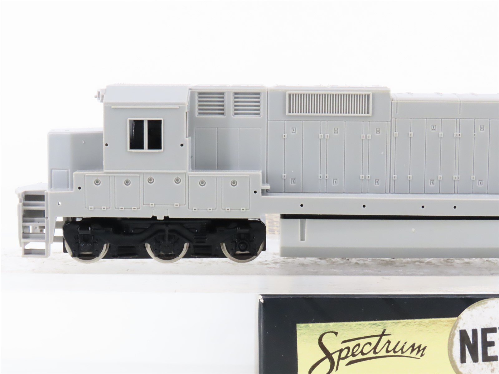 HO Scale Bachmann 85001 Undecorated Dash 8-40C Diesel Locomotive
