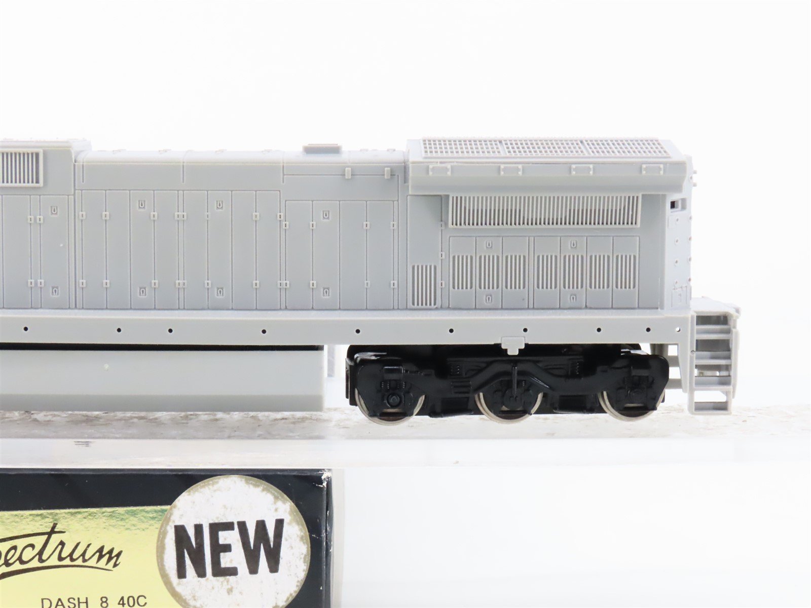 HO Scale Bachmann 85001 Undecorated Dash 8-40C Diesel Locomotive