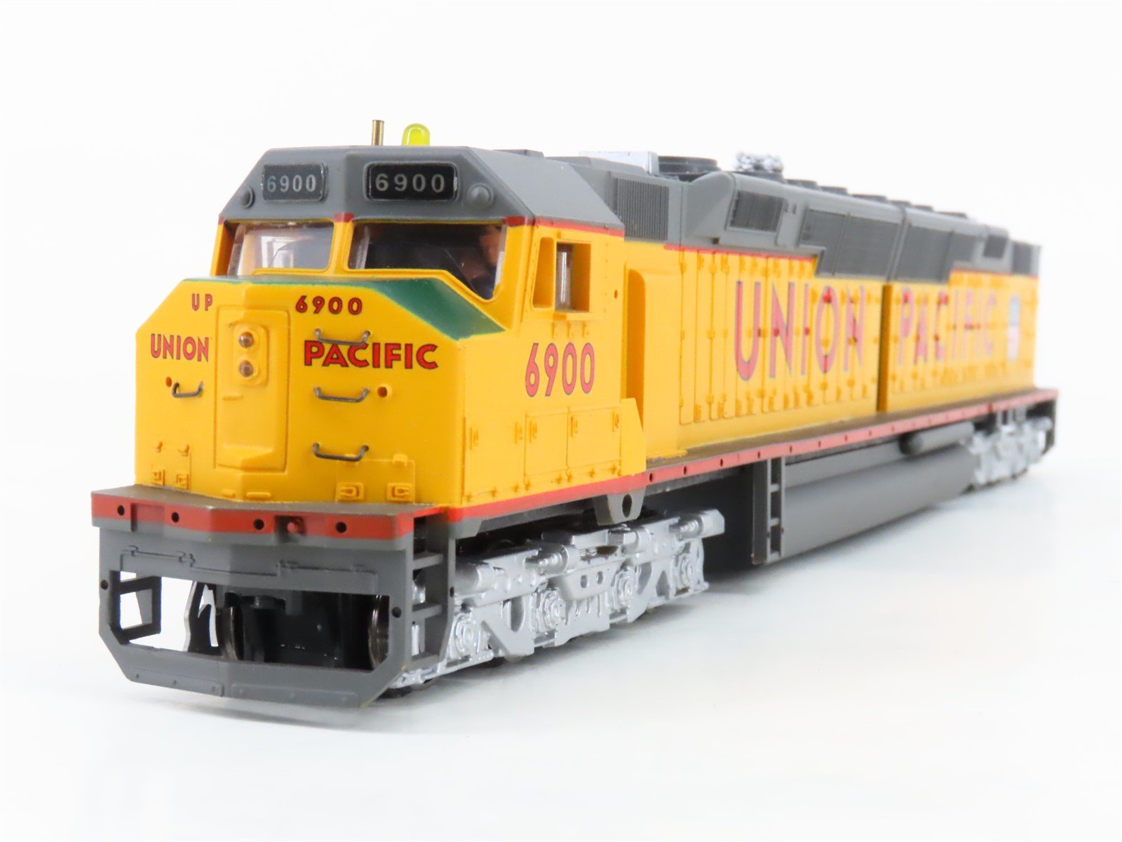 HO Scale Bachmann 81305 UP Union Pacific DD40AX Diesel Locomotive #6900