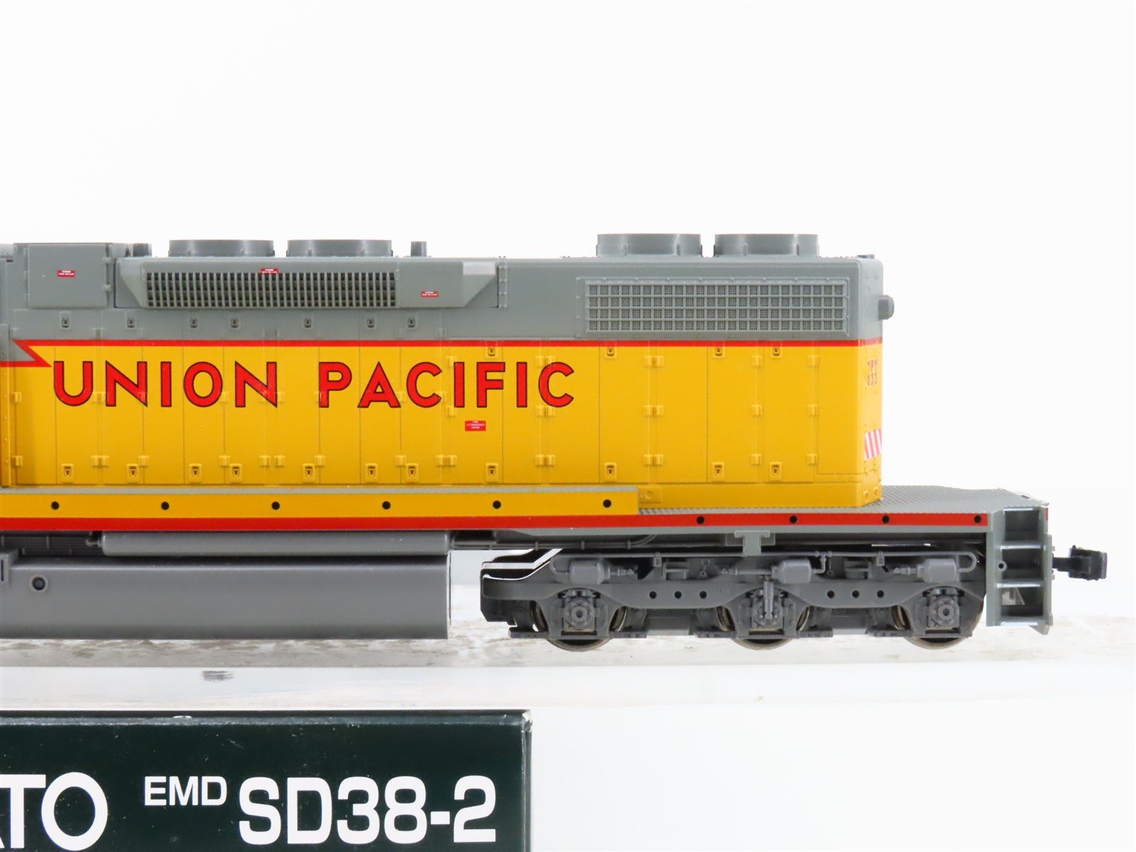 HO Scale Kato 37-6511 UPY Union Pacific SD38-2 Diesel Locomotive #Y833
