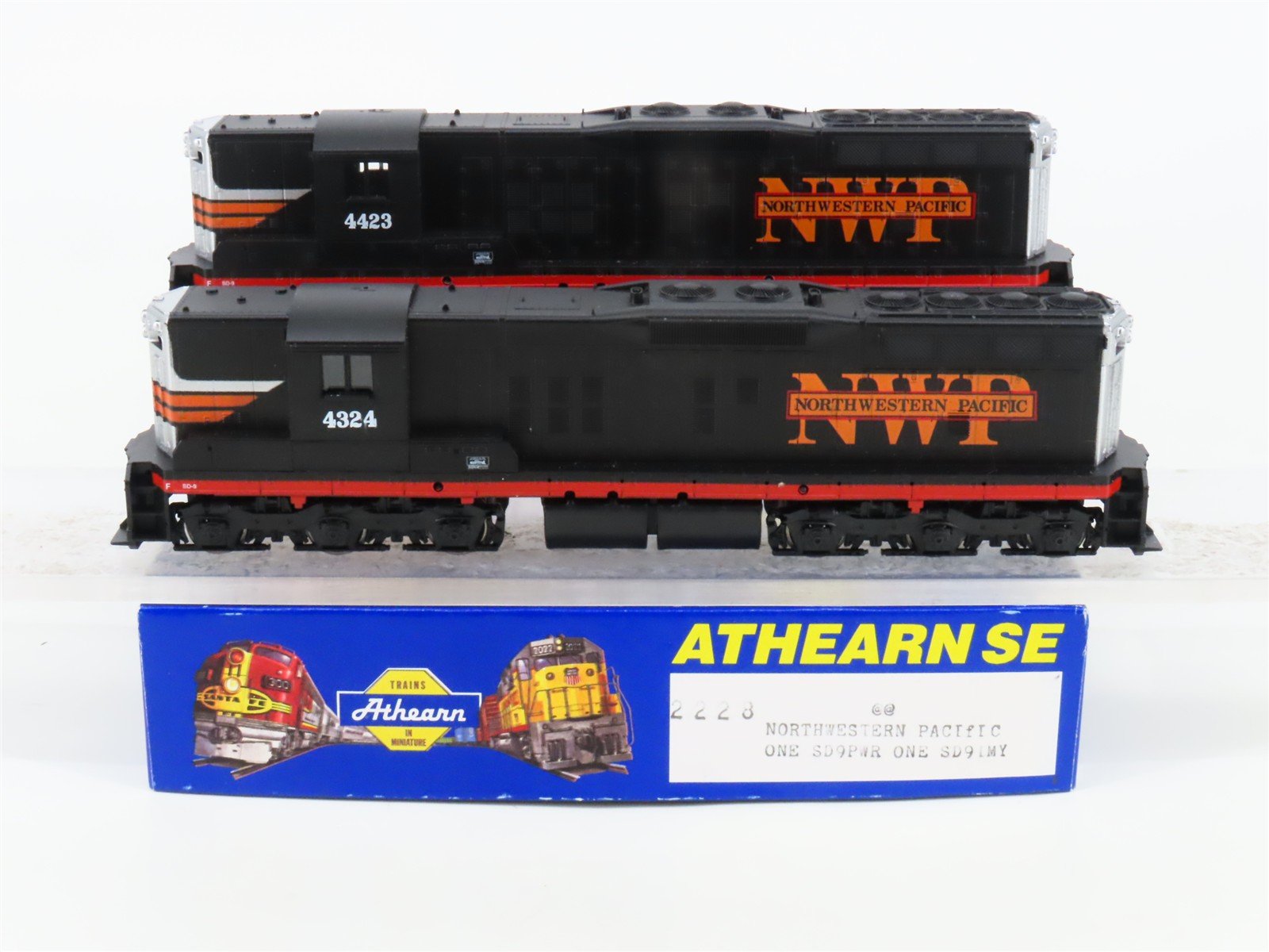 HO Scale Athearn 2228 NWP Northwestern Pacific SD9 Diesel Locomotive Set