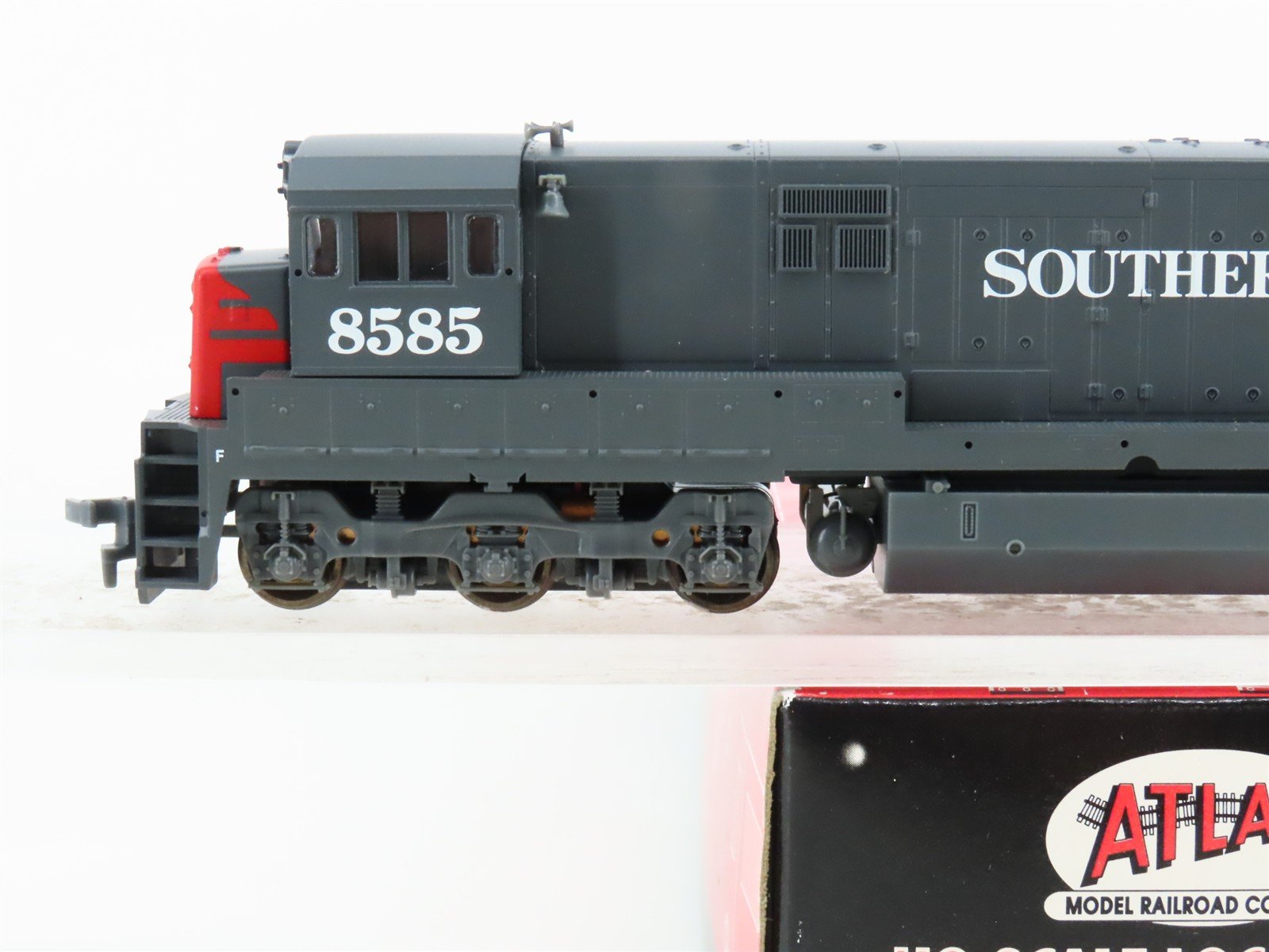 HO Scale Atlas 8526 SP Southern Pacific U33C Diesel Locomotive #8585