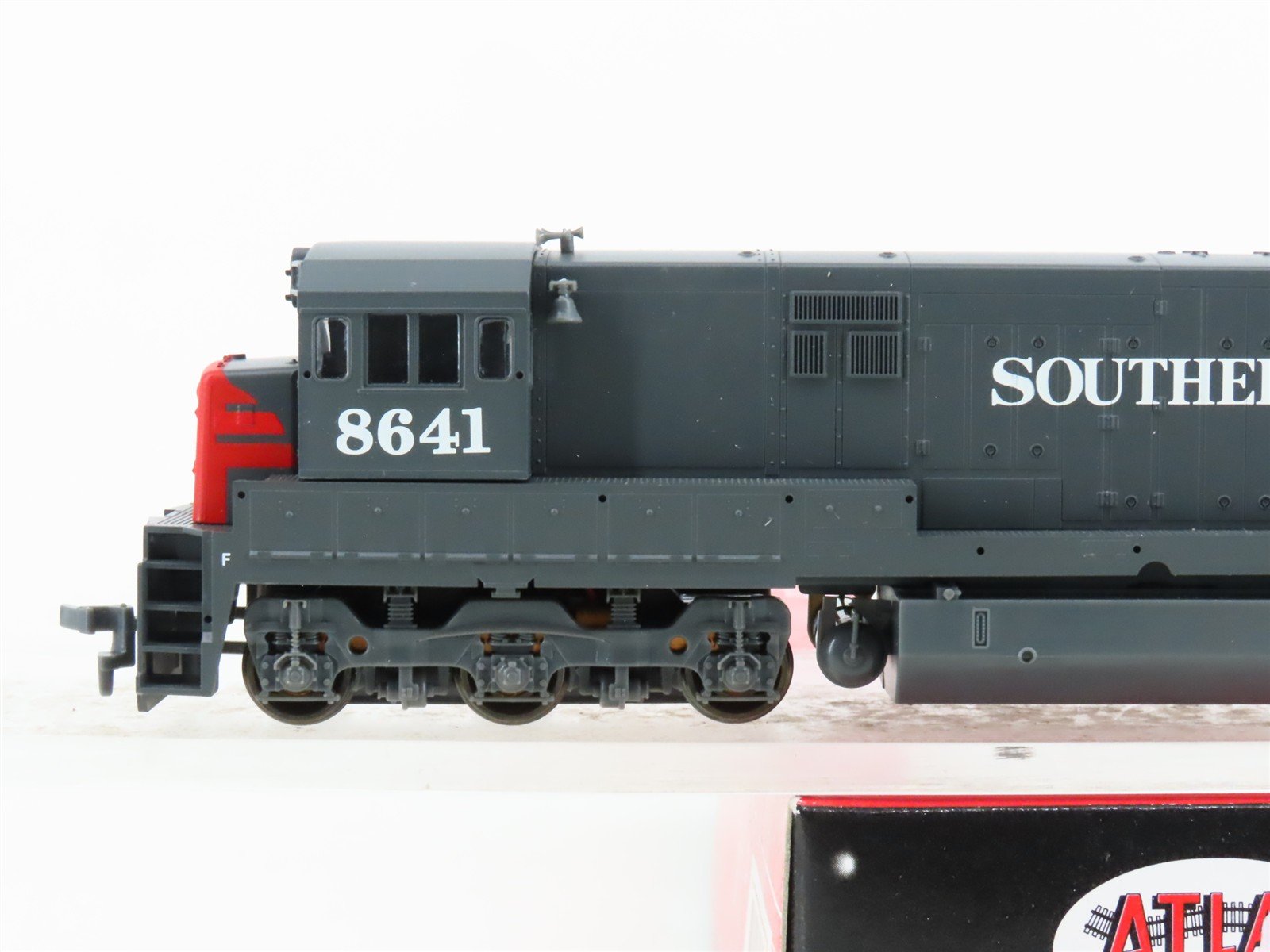 HO Scale Atlas 8527 SP Southern Pacific U33C Diesel Locomotive #8641