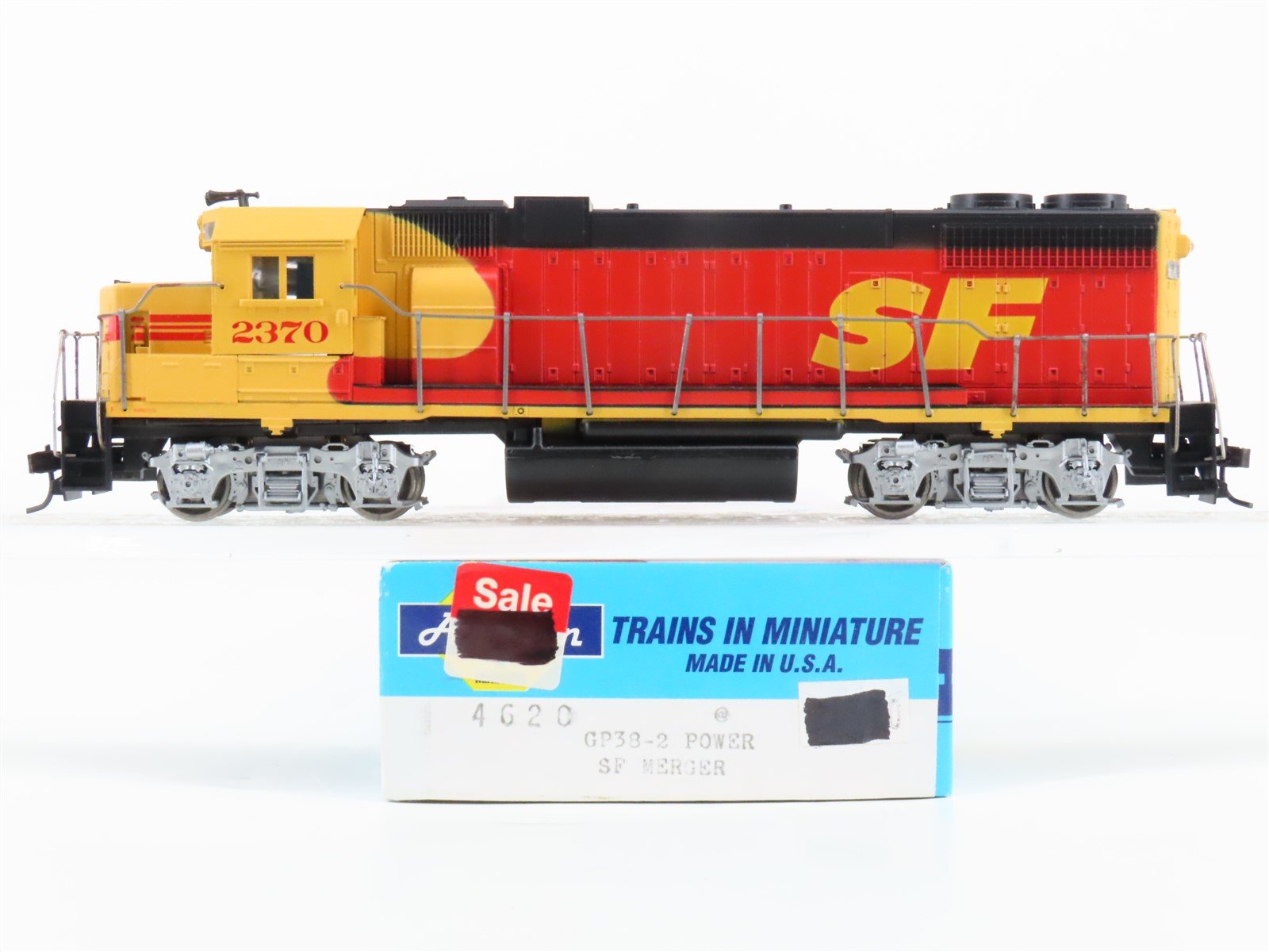 HO Scale Athearn 4620 ATSF Santa Fe GP38-2 Diesel Locomotive #2370