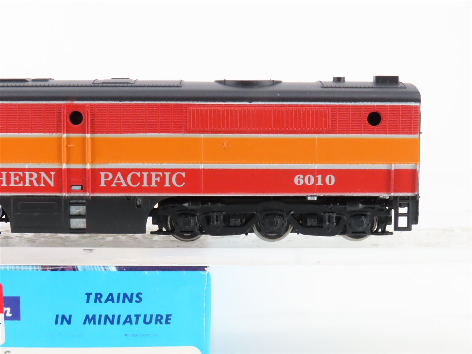 HO Scale Athearn 3306 SP Southern Pacific Daylight PA-1 Diesel Locomotive #6010