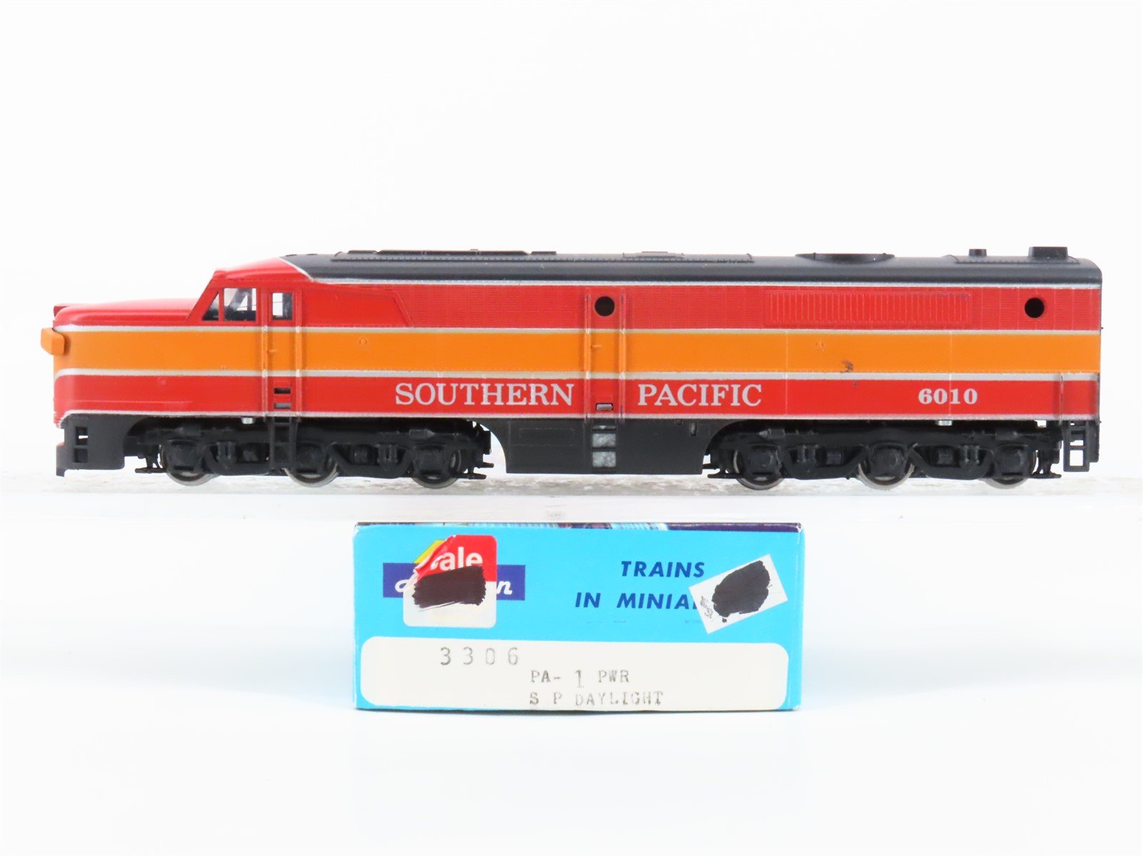 HO Scale Athearn 3306 SP Southern Pacific Daylight PA-1 Diesel Locomotive #6010