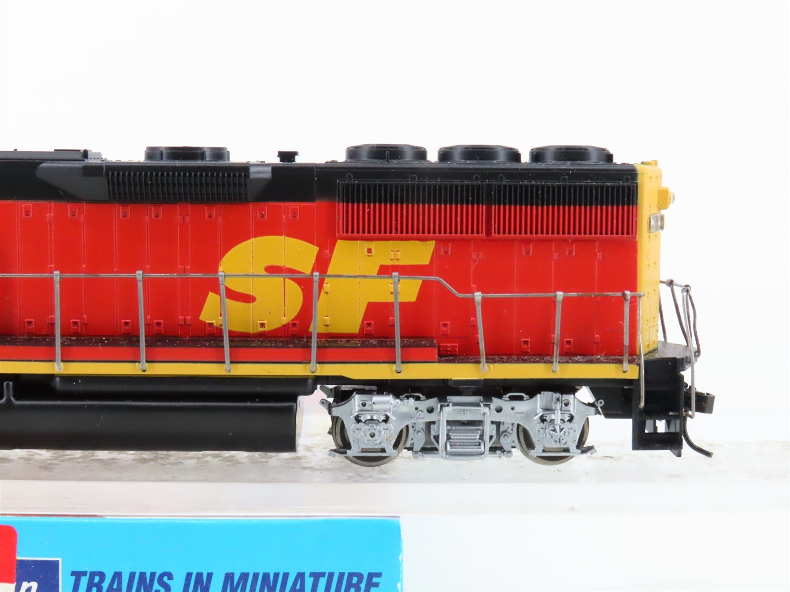 HO Scale Athearn 4635 ATSF Santa Fe Merger GP50 Diesel Locomotive #3828