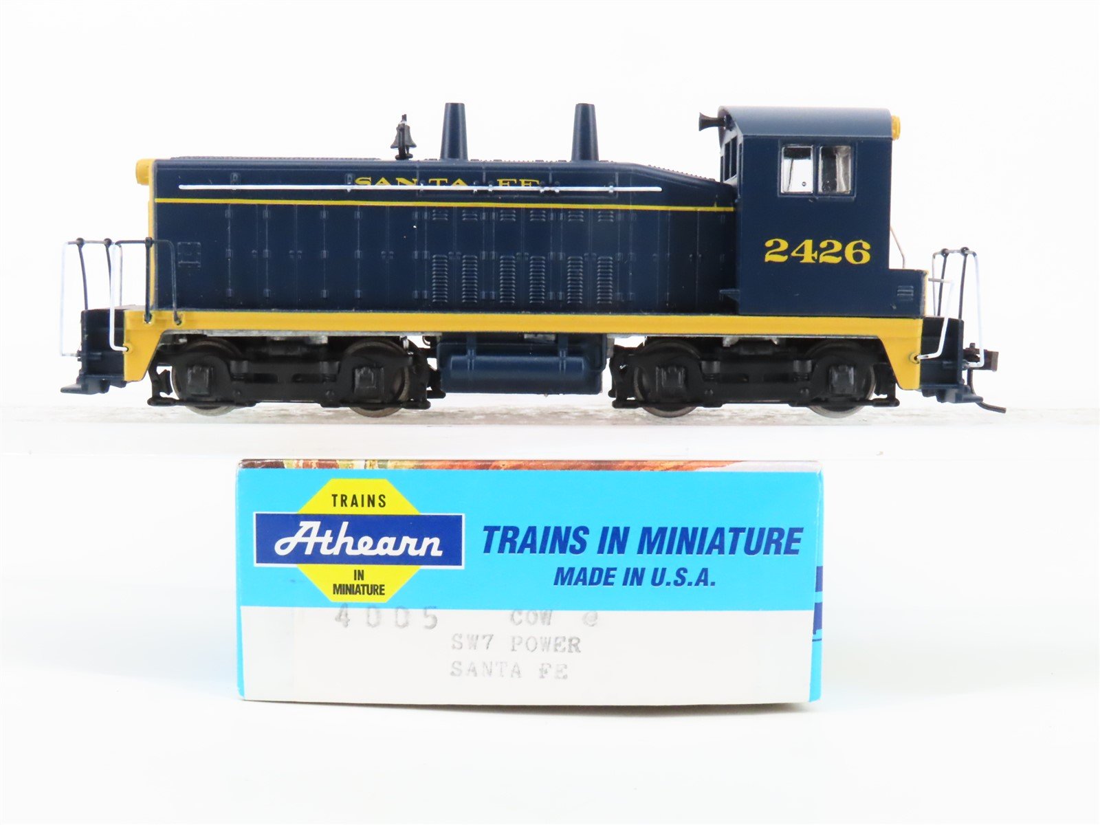 HO Scale Athearn 4005 ATSF Santa Fe SW7 Diesel Locomotive #2426
